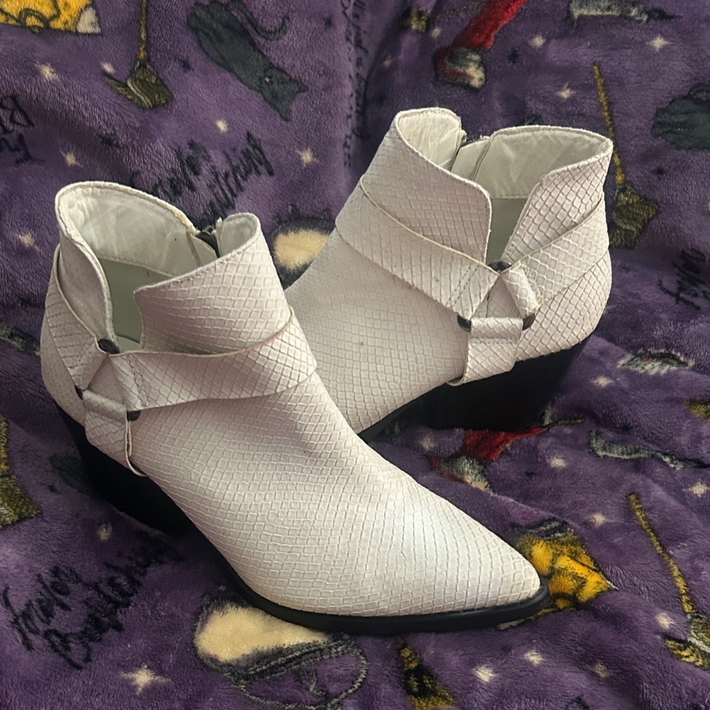 Chic Textured White Ankle Boots